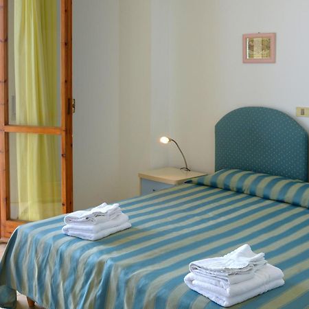 Hotel Embassy Πέζαρο Εξωτερικό φωτογραφία