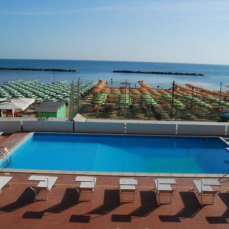 Hotel Embassy Πέζαρο Εξωτερικό φωτογραφία