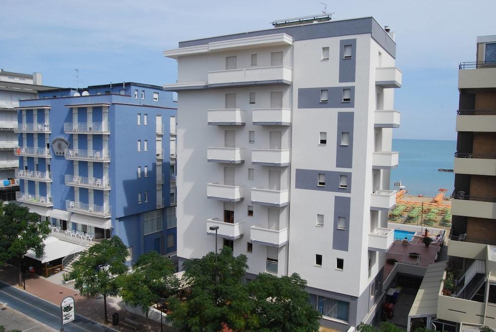Hotel Embassy Πέζαρο Εξωτερικό φωτογραφία