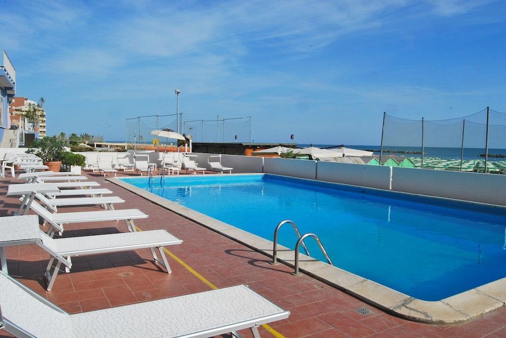 Hotel Embassy Πέζαρο Εξωτερικό φωτογραφία