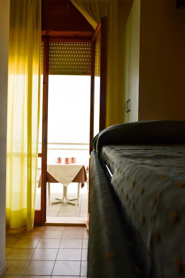 Hotel Embassy Πέζαρο Εξωτερικό φωτογραφία