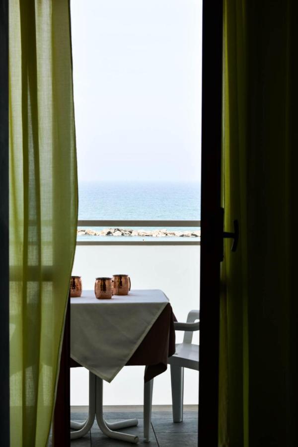 Hotel Embassy Πέζαρο Εξωτερικό φωτογραφία
