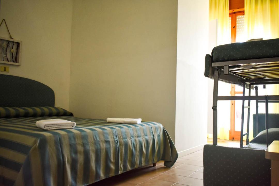 Hotel Embassy Πέζαρο Εξωτερικό φωτογραφία