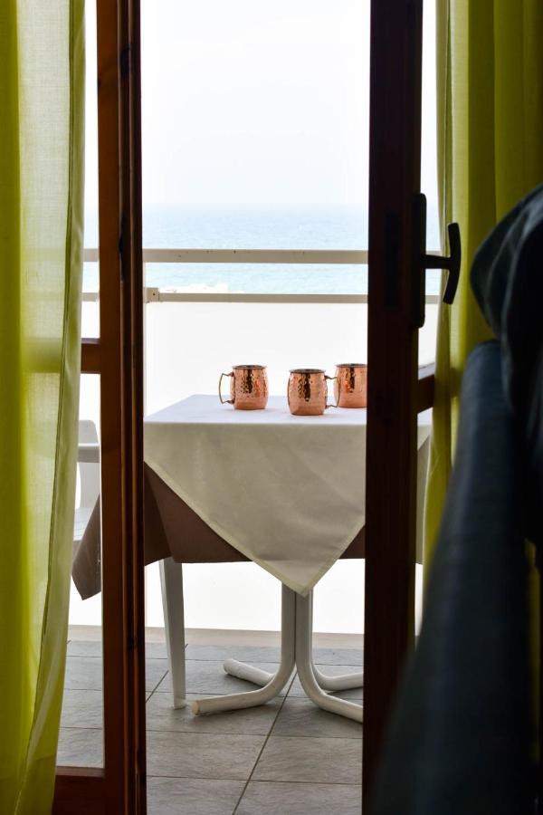 Hotel Embassy Πέζαρο Εξωτερικό φωτογραφία
