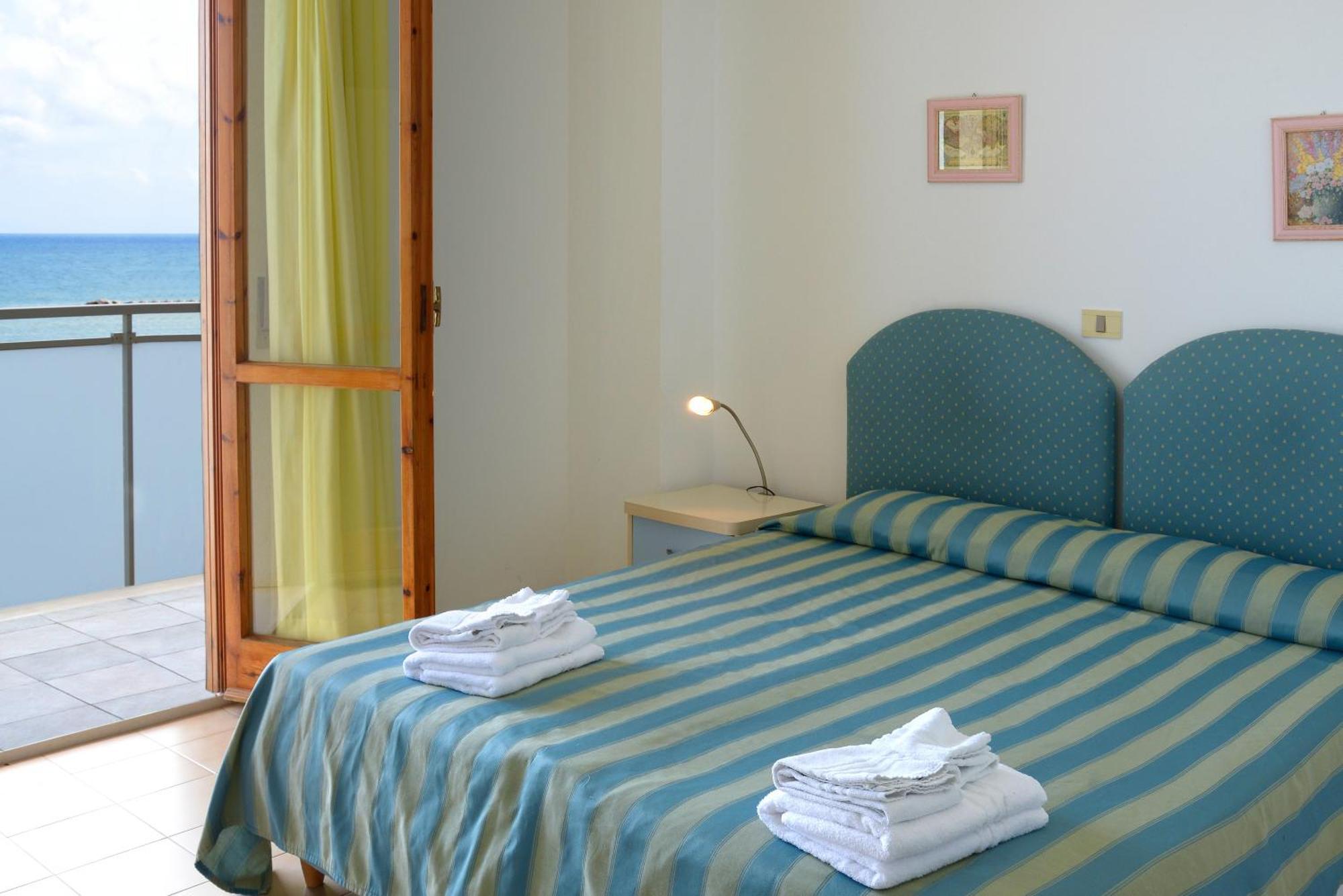 Hotel Embassy Πέζαρο Εξωτερικό φωτογραφία