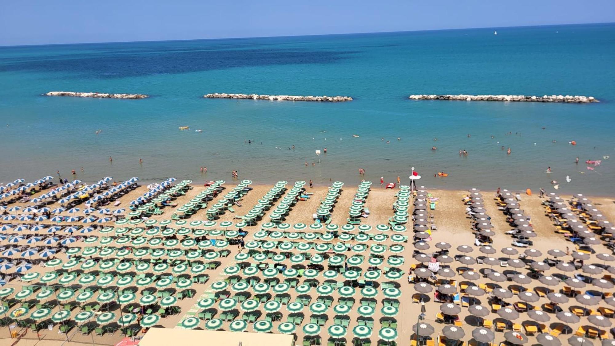 Hotel Embassy Πέζαρο Εξωτερικό φωτογραφία
