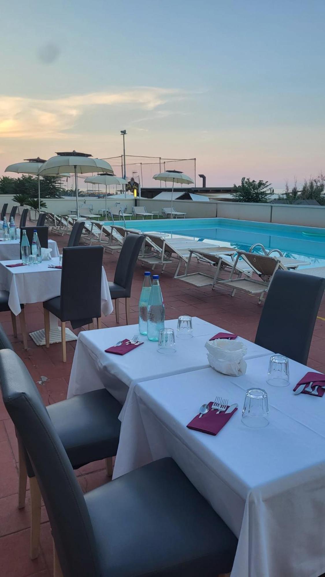 Hotel Embassy Πέζαρο Εξωτερικό φωτογραφία