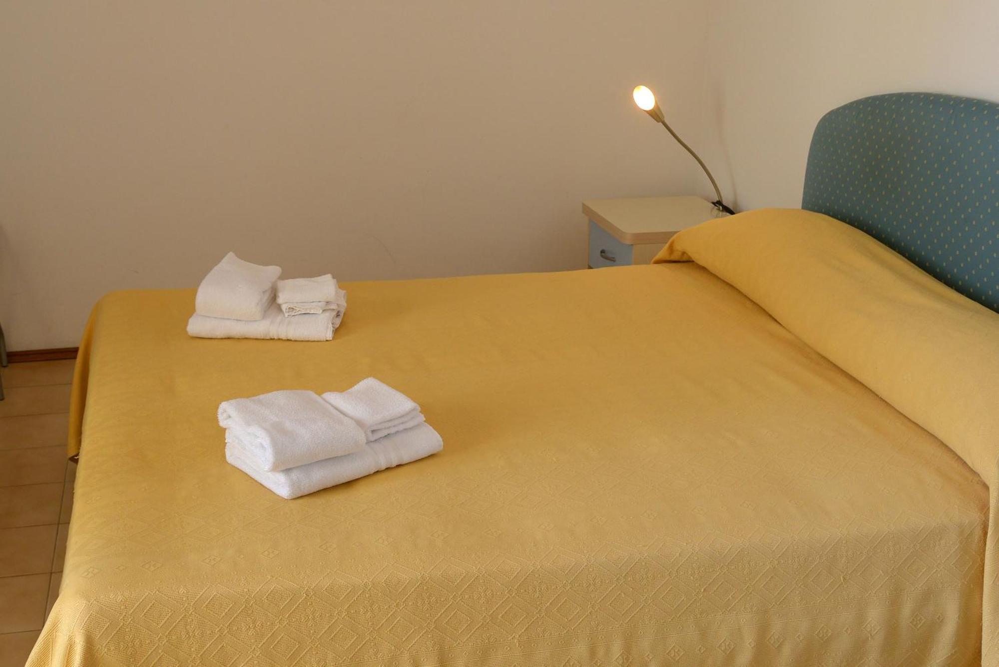 Hotel Embassy Πέζαρο Εξωτερικό φωτογραφία