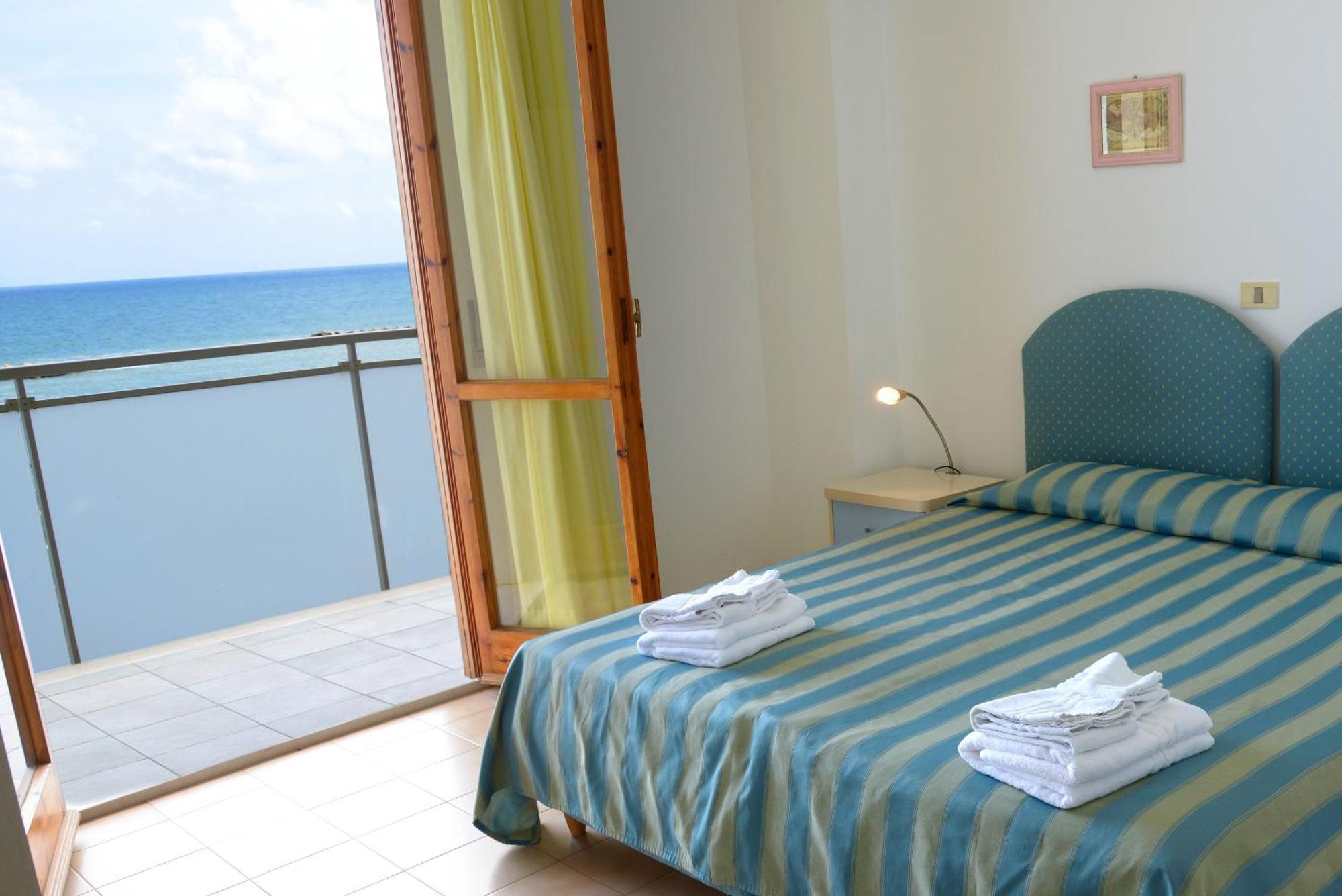 Hotel Embassy Πέζαρο Εξωτερικό φωτογραφία