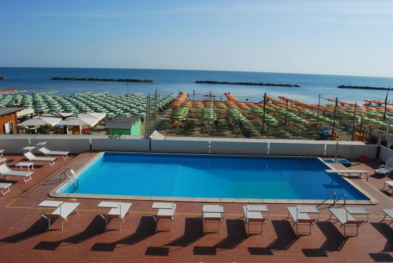 Hotel Embassy Πέζαρο Εξωτερικό φωτογραφία