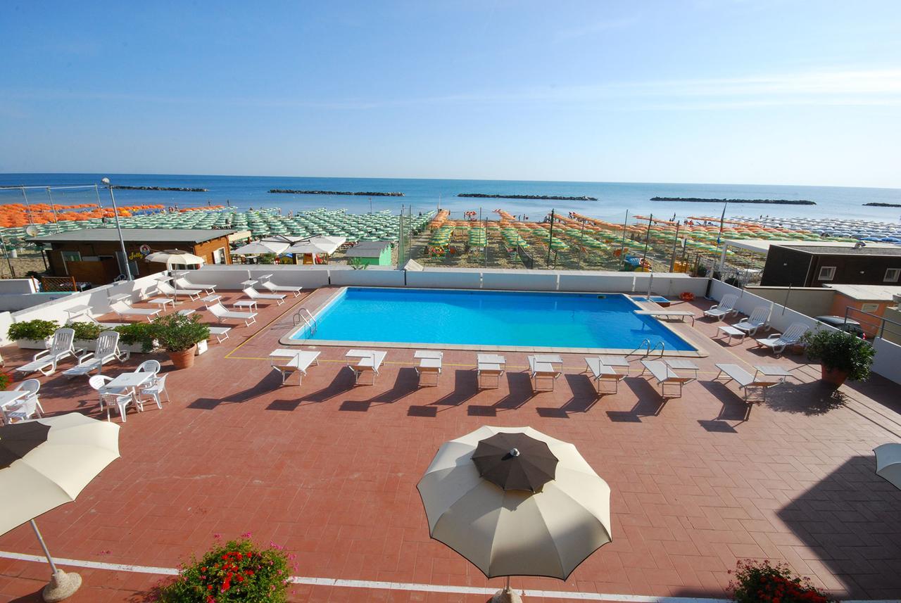 Hotel Embassy Πέζαρο Εξωτερικό φωτογραφία