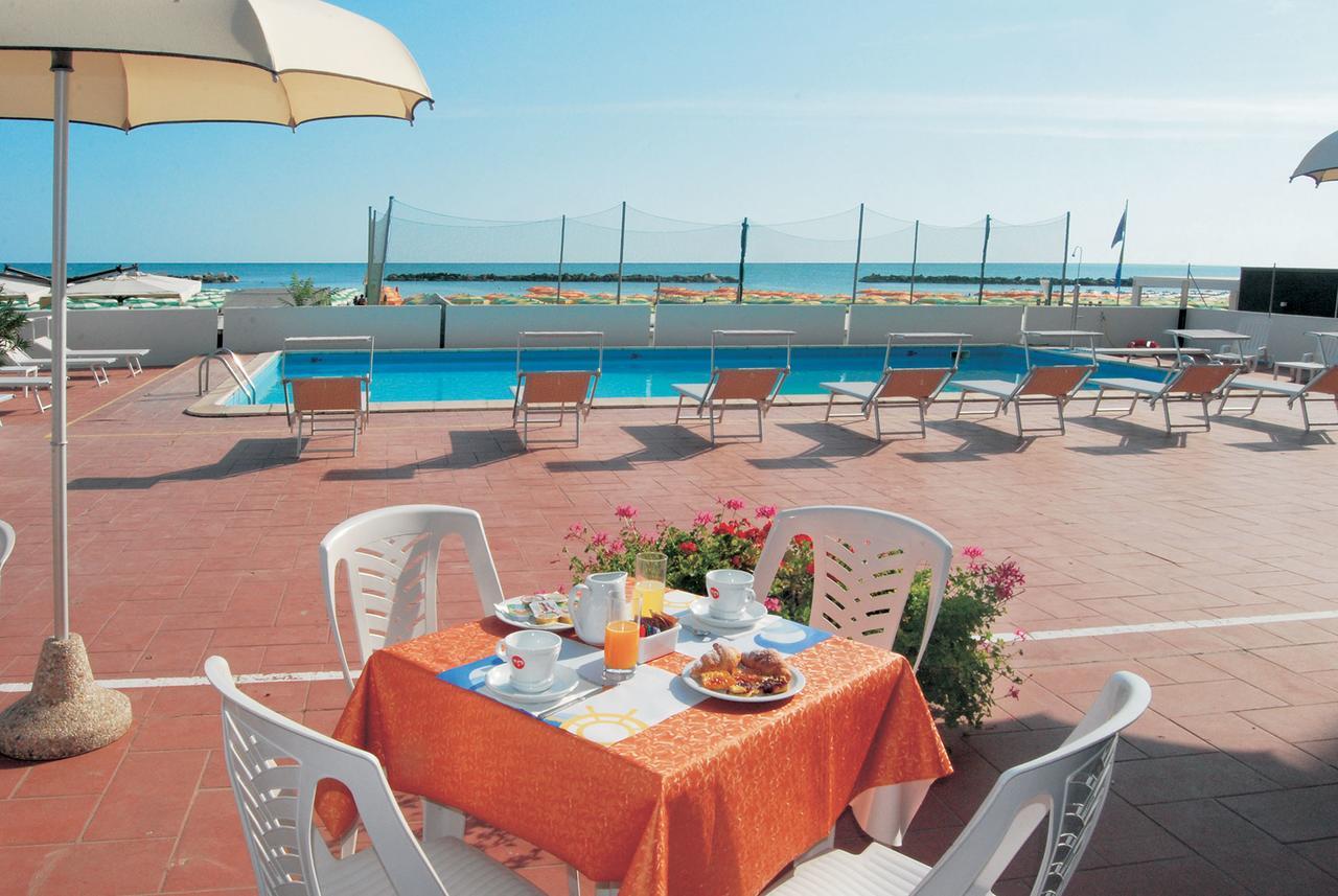 Hotel Embassy Πέζαρο Εξωτερικό φωτογραφία